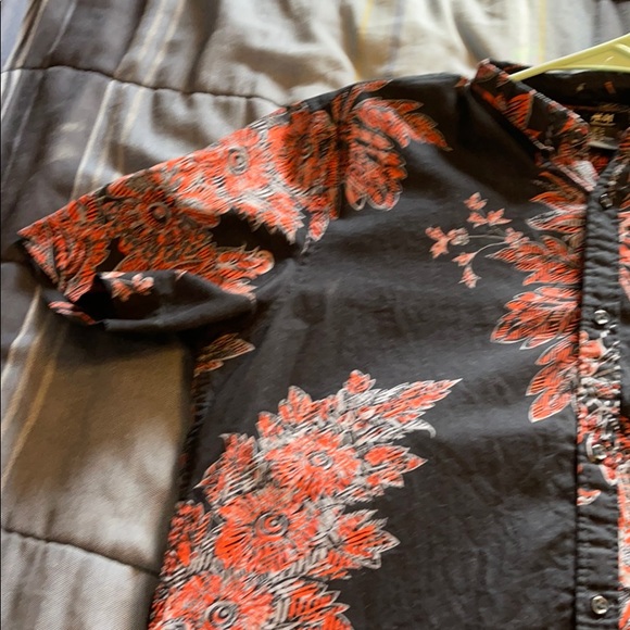 A button up H&M shirt - Picture 2 of 7